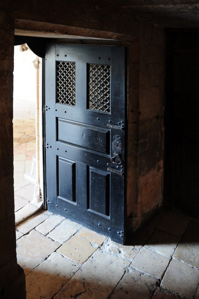 mosteiro-dos-jeronimos-0424-doors-in-the-arcade